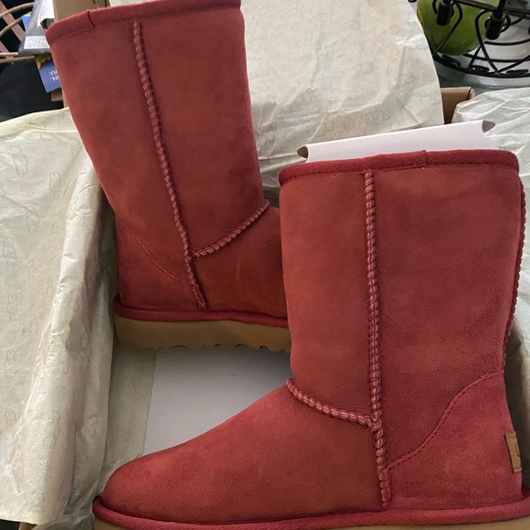 NWT Uggs red/maroon new in box w/ original packaging. - Picture 7 of 7